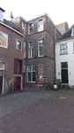 909594 Gezicht op de achteringang/leveranciersingang van het Johanna Hudiggebouw van de Universiteit Utrecht, voormalig ...